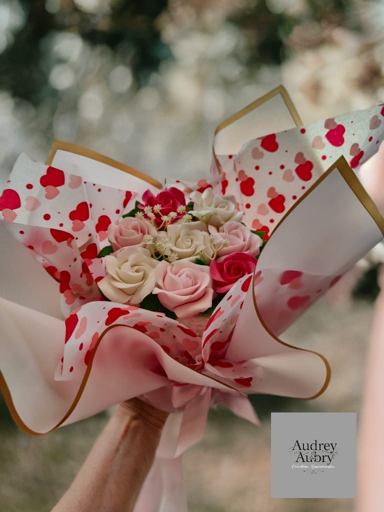 Bouquet roses en sucre emballage cœurs Saint-Valentin — Audrey Aubry