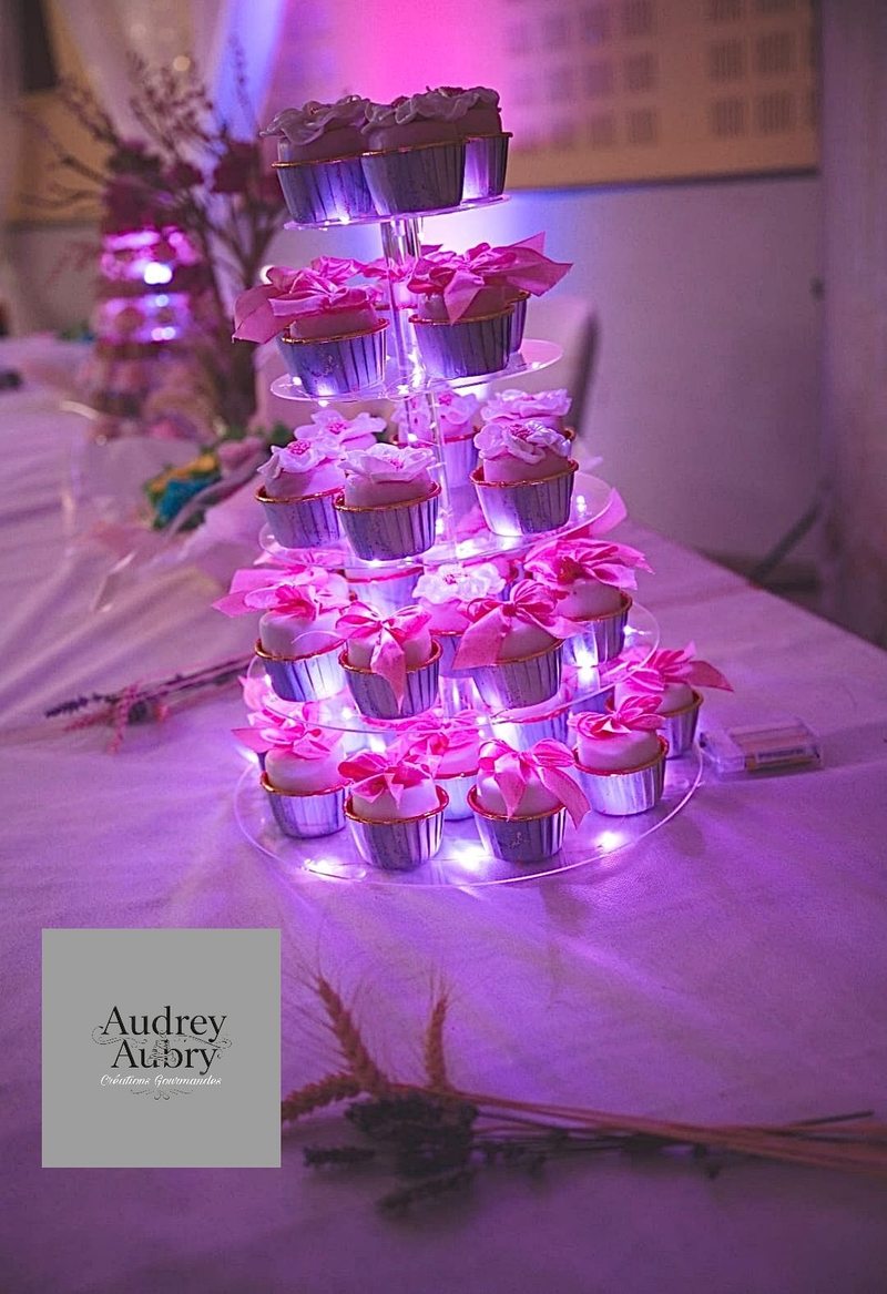 Tour de cupcakes illuminée LED mariage — Audrey Aubry Créations Gourmandes