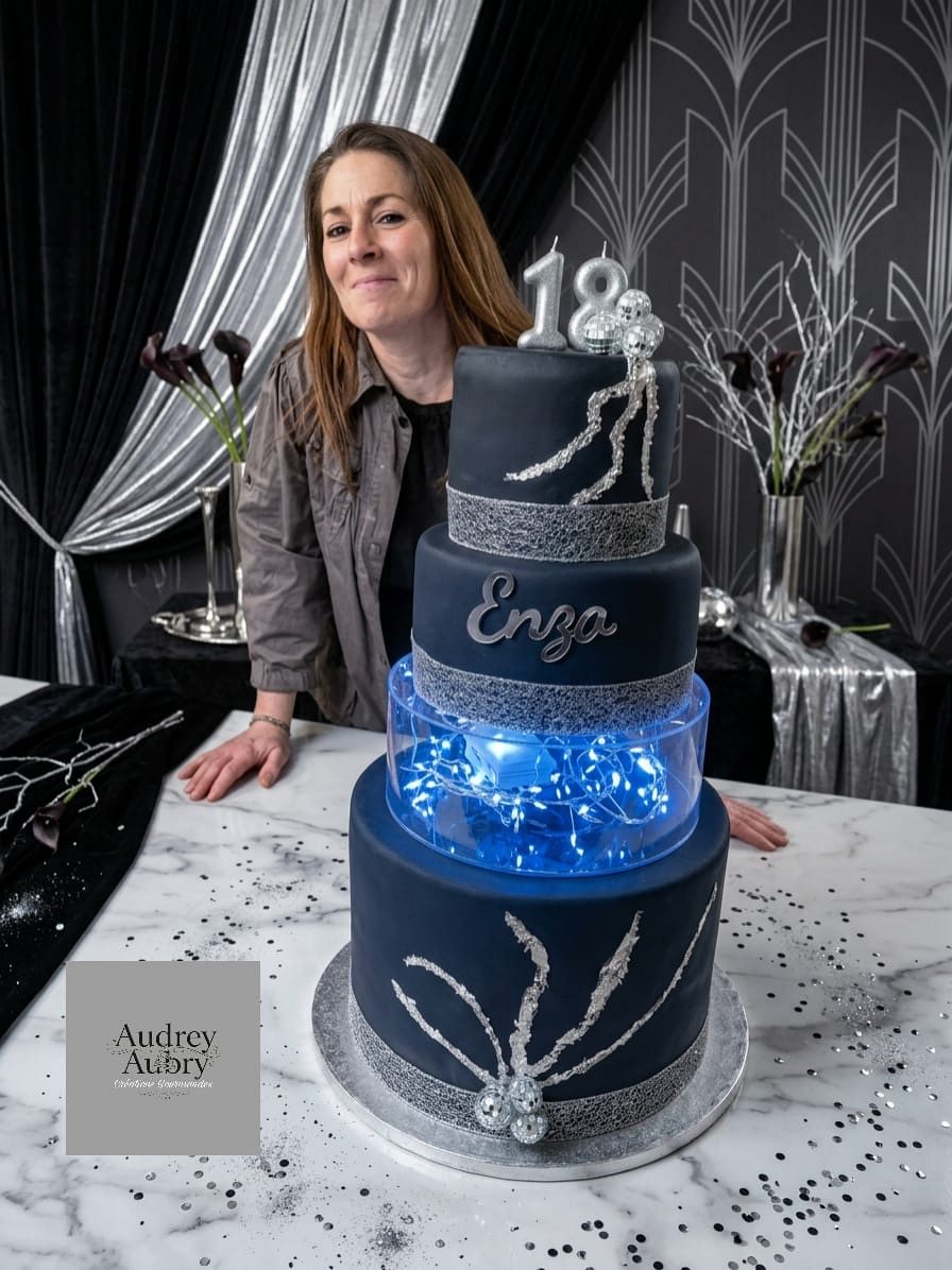 Gâteau anniversaire 18 ans Enza bleu marine LED argent — Audrey Aubry