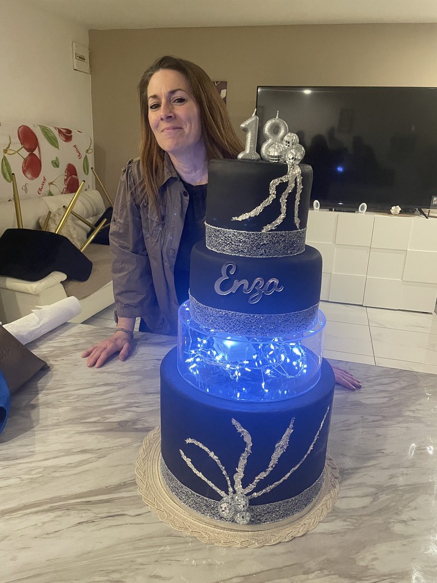 Gâteau anniversaire 18 ans Erisa noir LED bleu argent — Audrey Aubry