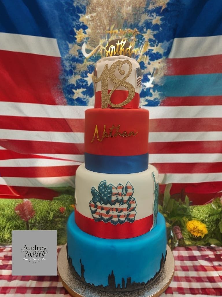 Gâteau anniversaire 18 ans thème New York rouge bleu Nathan — Audrey Aubry