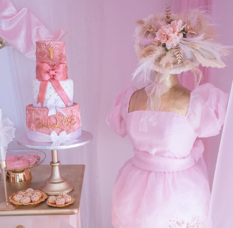 Gâteau anniversaire 1 an Chloé rose avec robe et chapeau — Audrey Aubry