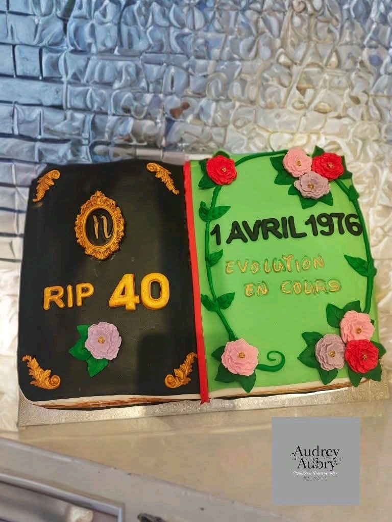 Gâteau anniversaire 40 ans sculpté en livre RIP ouvert — Audrey Aubry