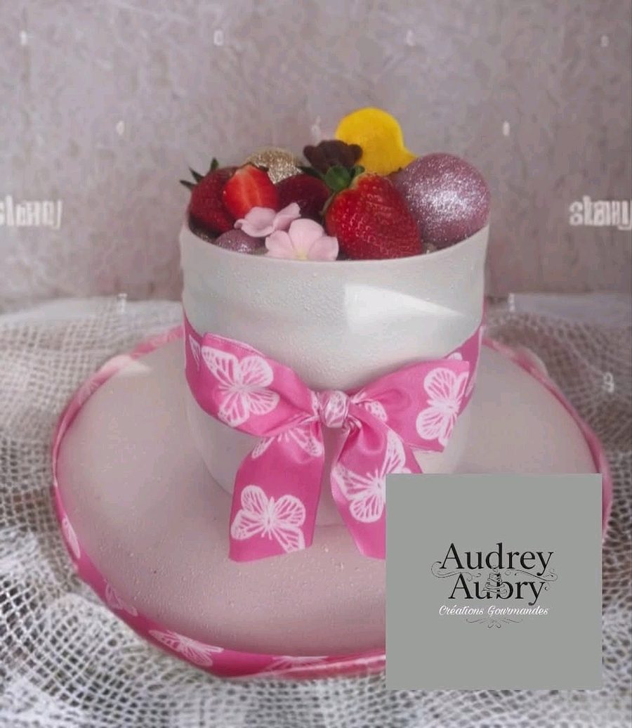 Gâteau anniversaire cœur sculpté fraises et décoration rose — Audrey Aubry