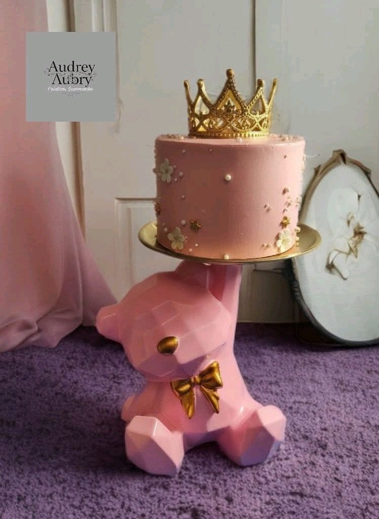 Gâteau anniversaire couronne dorée rose poudré — Audrey Aubry