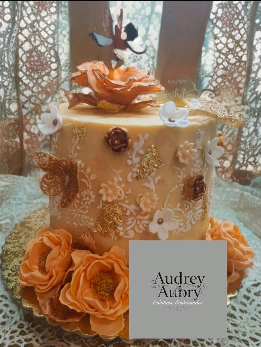 Gâteau anniversaire doré pêche fleurs papillons — Audrey Aubry