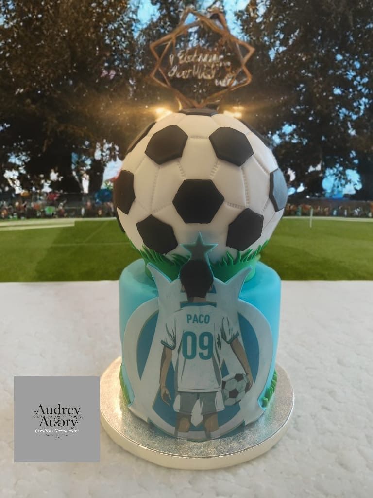 Gâteau anniversaire foot OM sculpté ballon Paco — Audrey Aubry