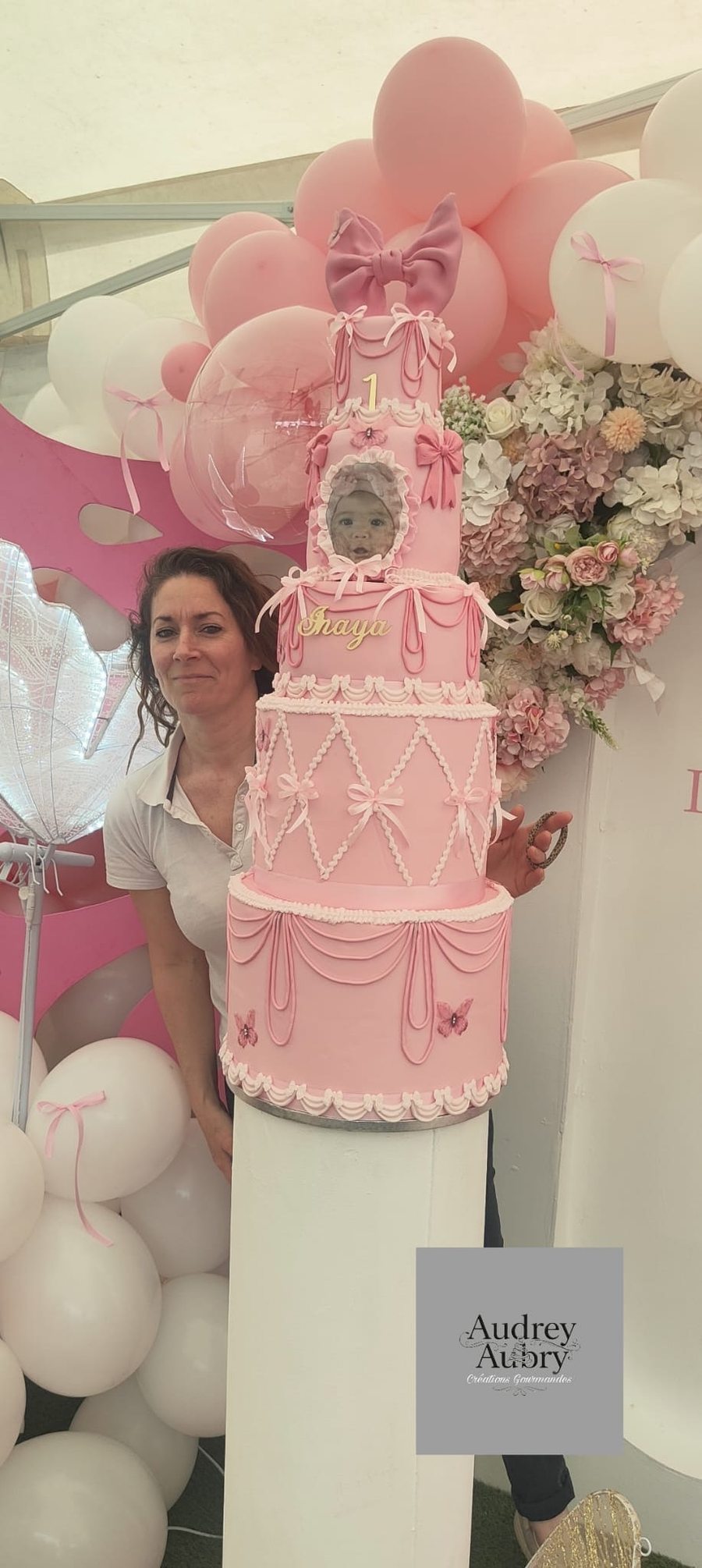 Gâteau d'anniversaire géant 1 an Inaya rose 4 étages sur mesure — Audrey Aubry