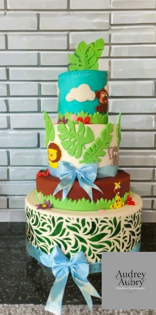 Gâteau anniversaire jungle safari 4 étages animaux colorés — Audrey Aubry