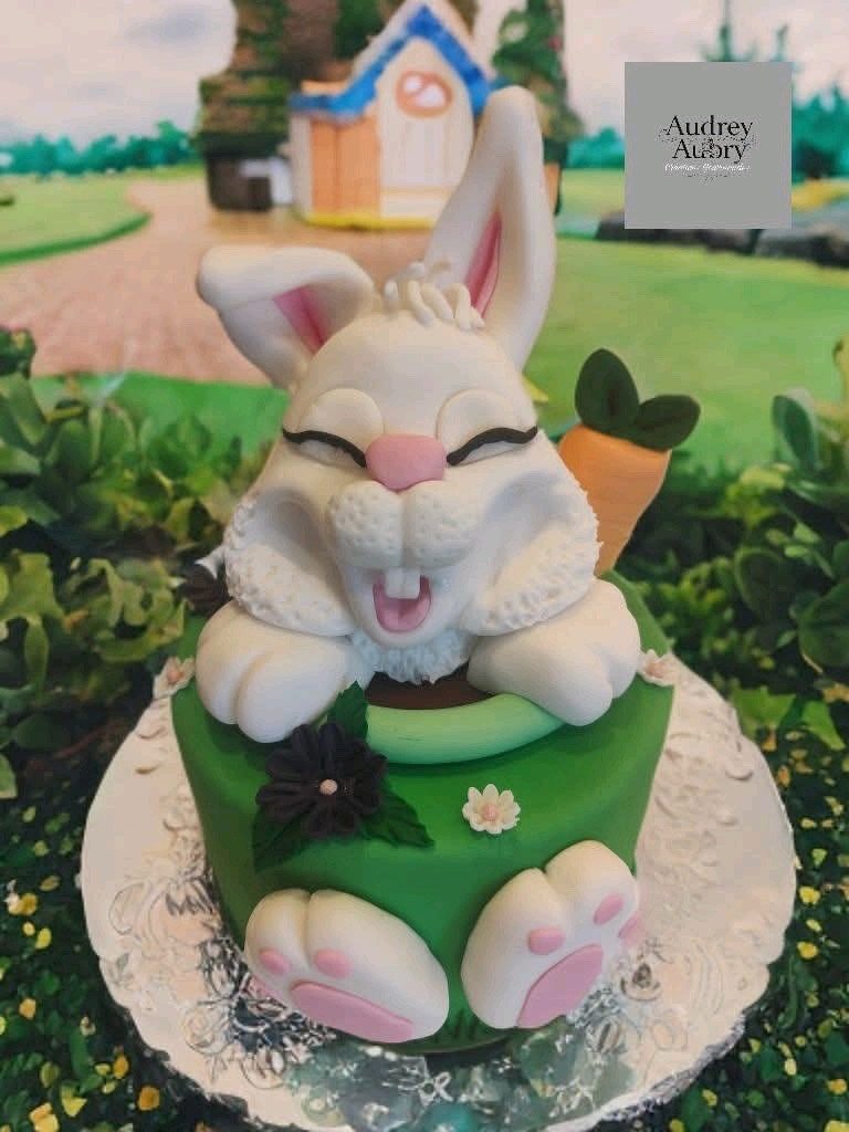 Gâteau anniversaire lapin sculpté blanc vert — Audrey Aubry