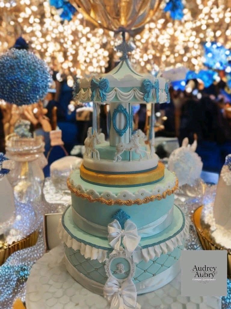 Gâteau baptême carrousel bleu et or 3 étages — Audrey Aubry