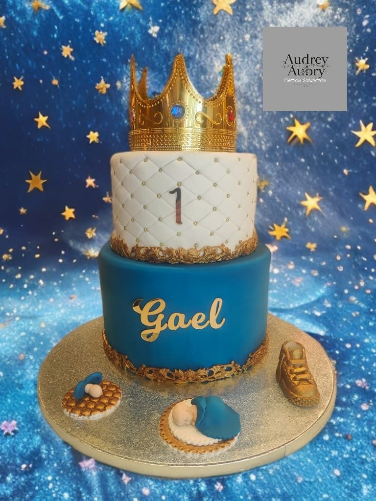 Gâteau baptême 1 an Gaël bleu couronne or étoiles — Audrey Aubry