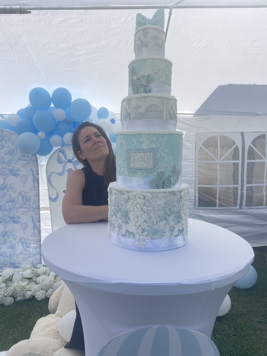Gâteau de baptême toile de Jouy bleu 4 étages — Audrey Aubry Créations Gourmandes