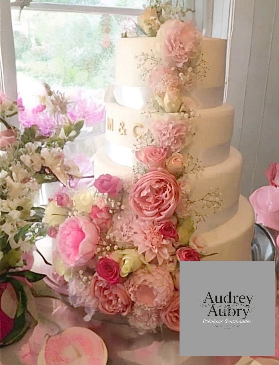 Gâteau de mariage blanc 5 étages cascade pivoines roses M&C — Audrey Aubry