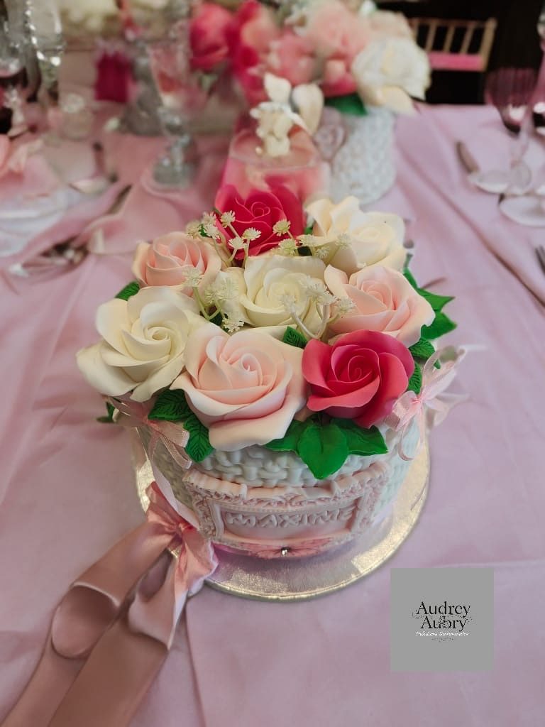 Gâteau mariage corbeille roses en sucre rose et blanc — Audrey Aubry