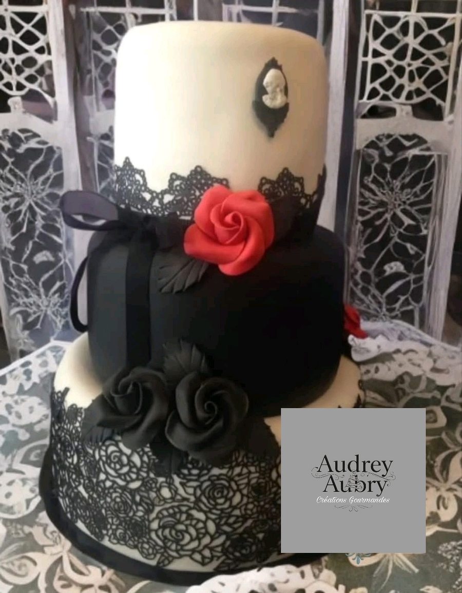 Gâteau mariage noir et blanc dentelle en sucre rose rouge — Audrey Aubry