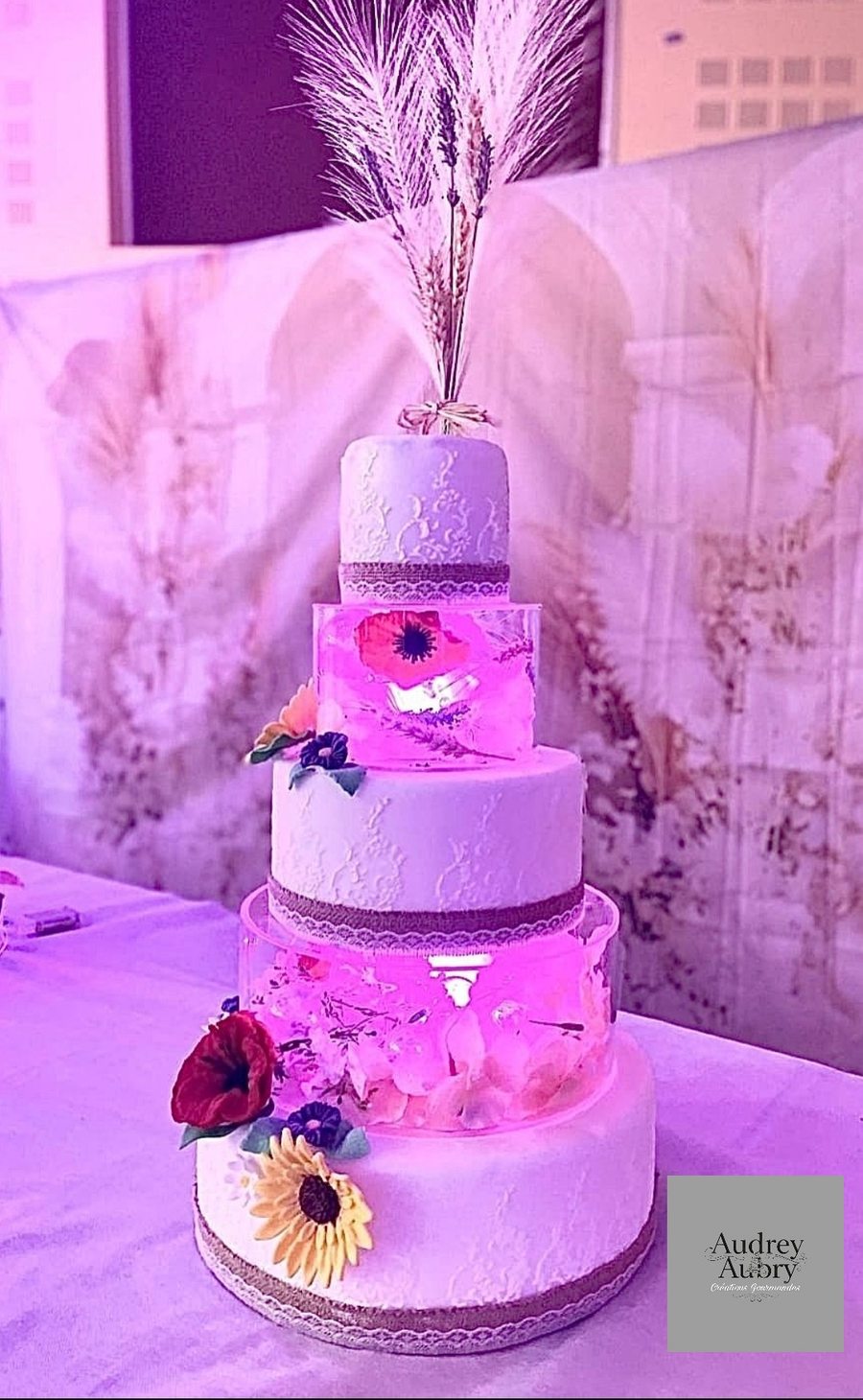 Gâteau de mariage illuminé LED avec pivoines et épis de blé — Audrey Aubry