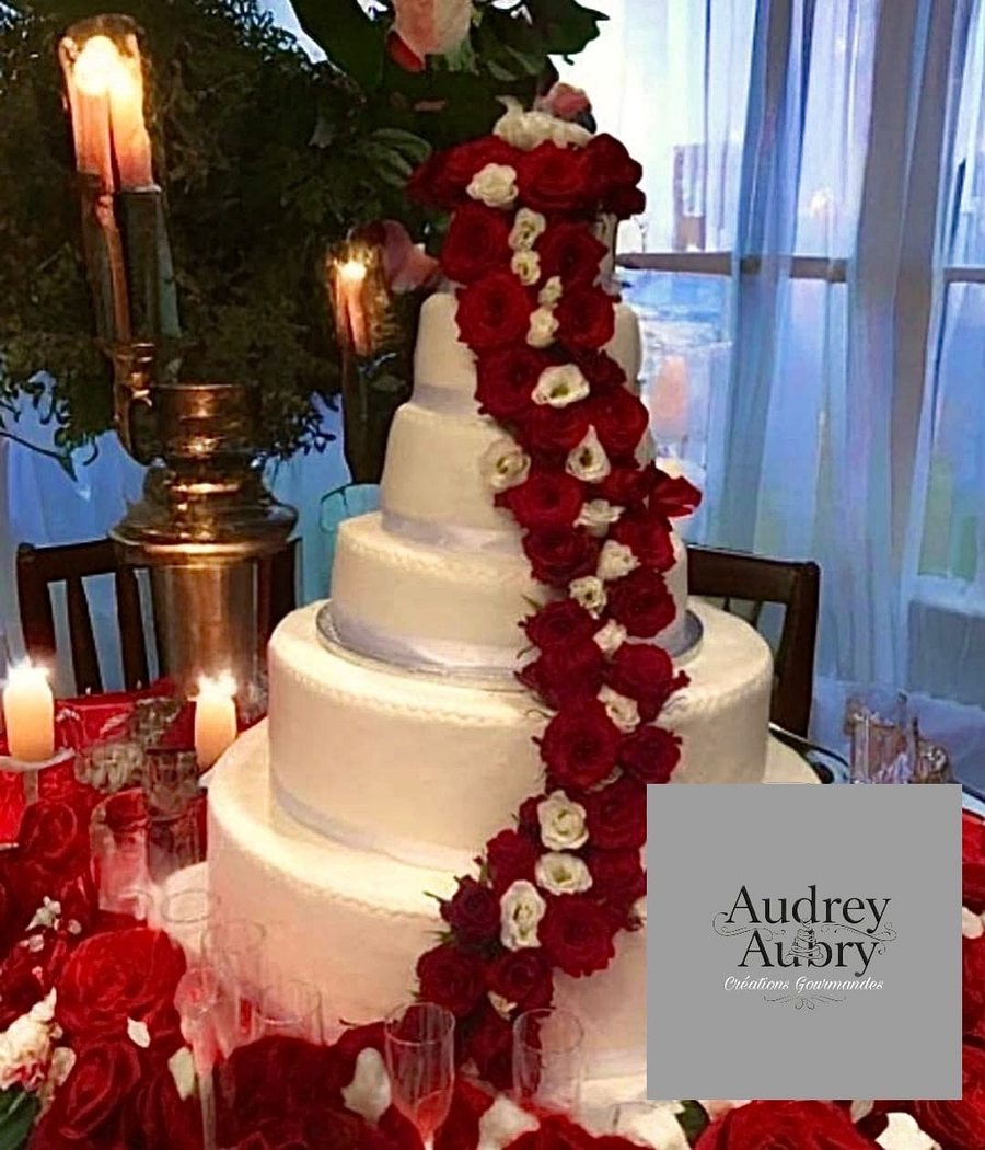 Gâteau de mariage blanc cascade de roses blanches et rouges — Audrey Aubry Créations Gourmandes
