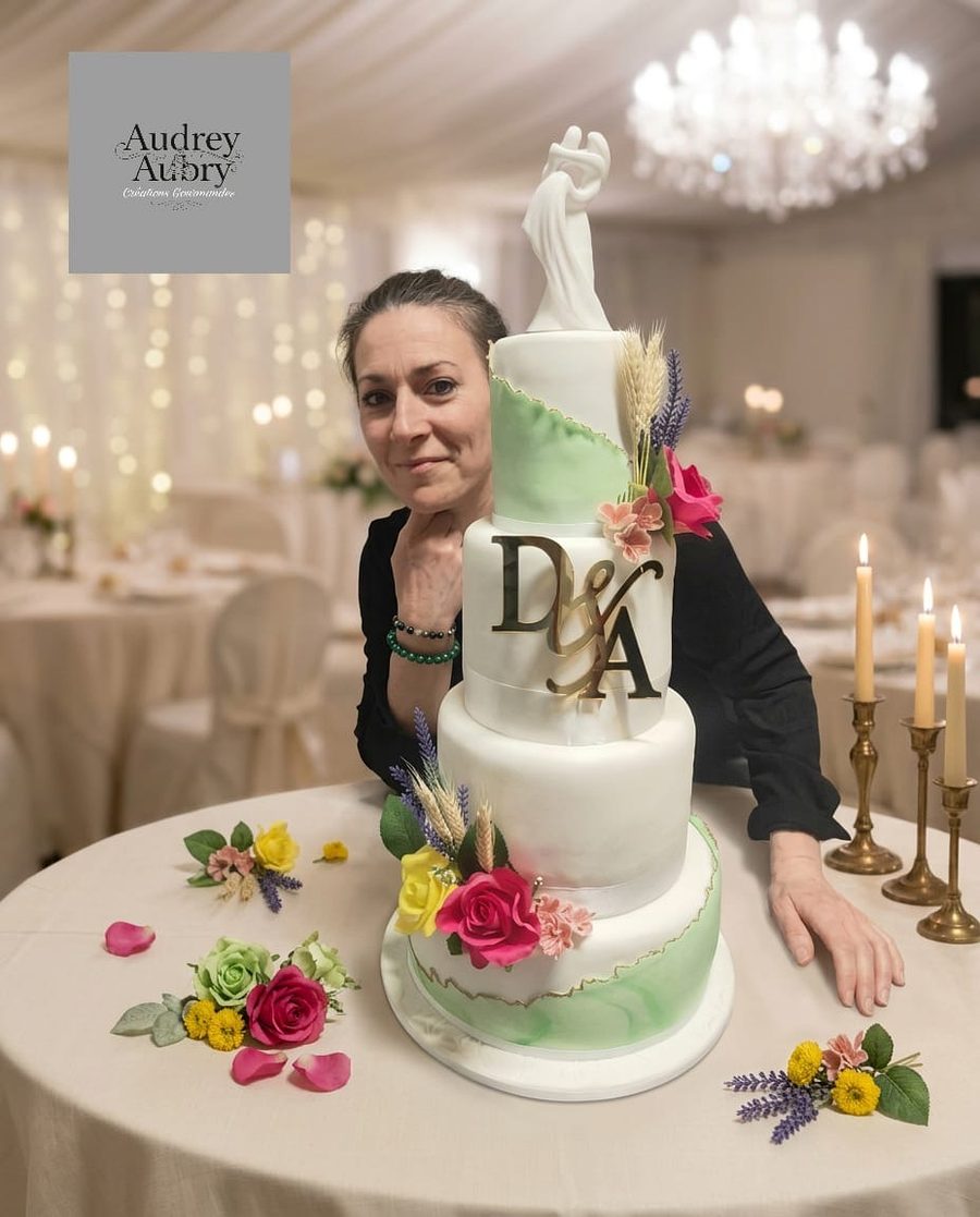 Gâteau mariage blanc marbre vert D&A fleurs colorées — Audrey Aubry