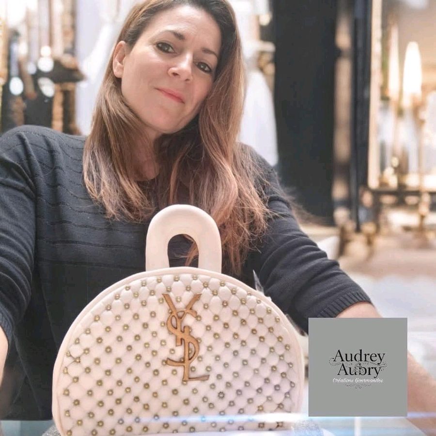 Gâteau sculpté sac YSL beige et or — Audrey Aubry