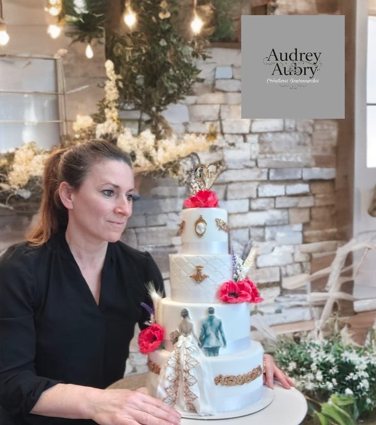 Audrey Aubry cake designer professionnelle avec son gâteau de mariage peint à la main