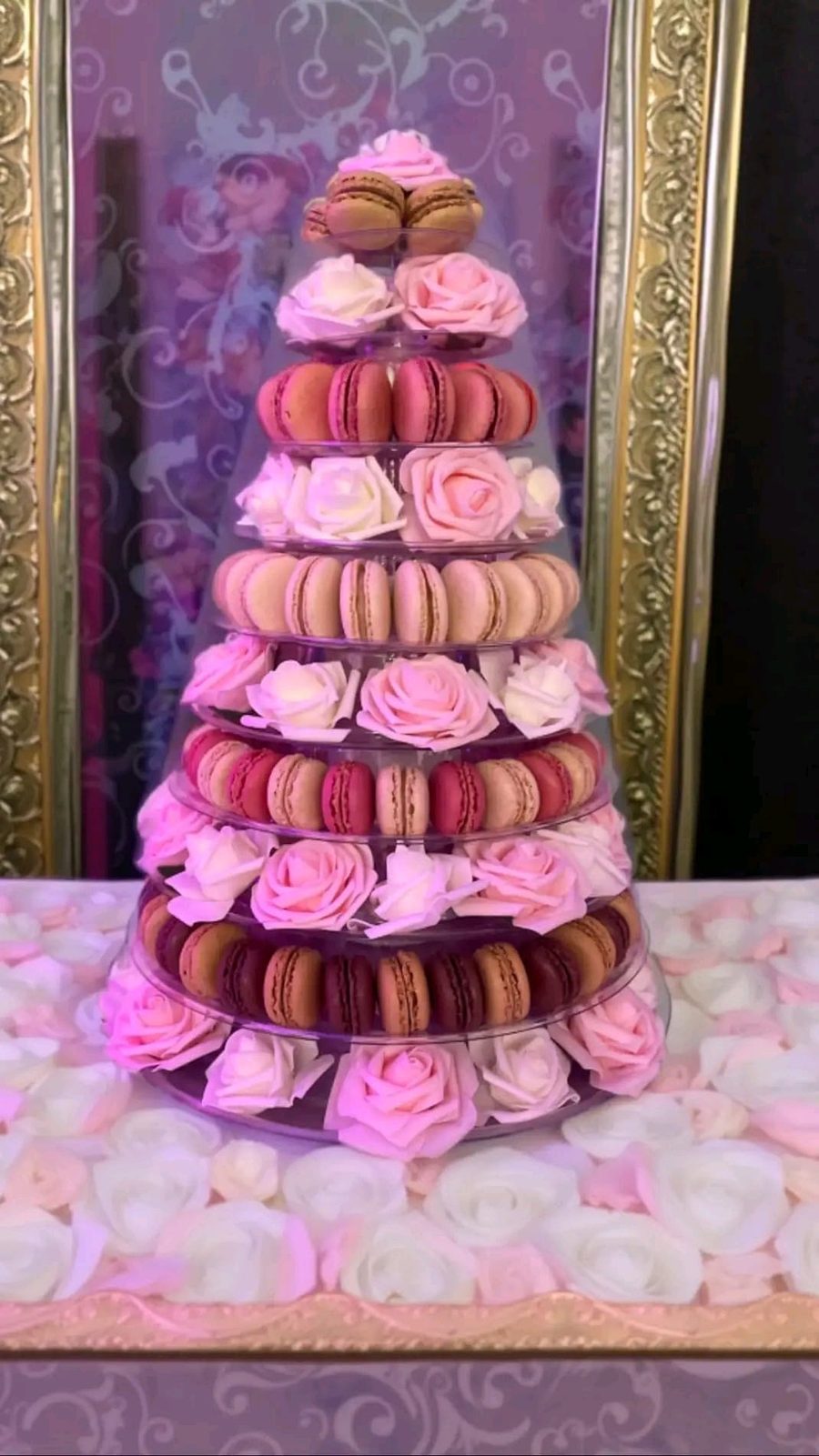 Tour de macarons roses et roses naturelles mariage — Audrey Aubry